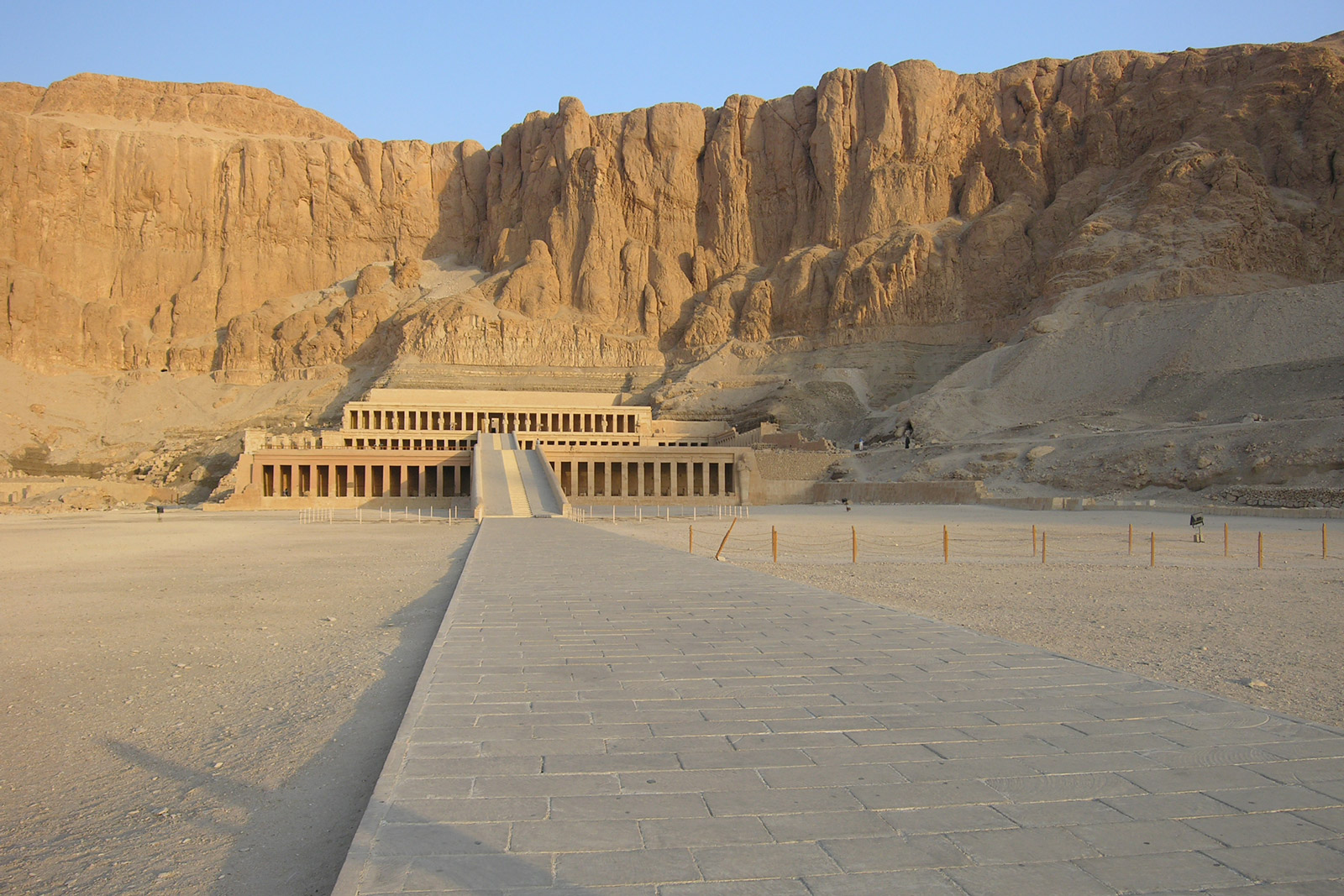 Tempio funerario di Hatshepsut Tomba di Hatshepsut. Fotografia: Antonino Cardillo, 2005