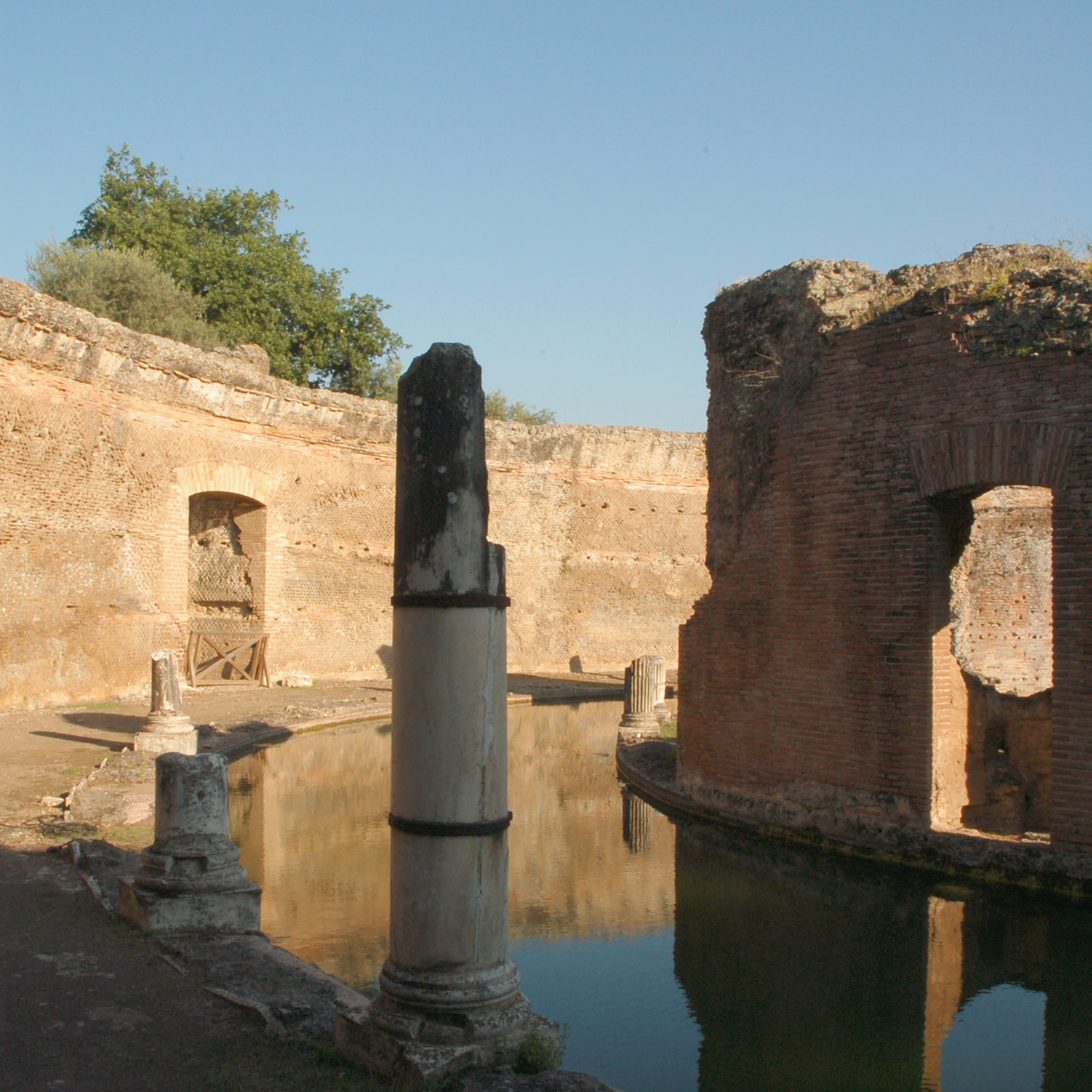 Teatro marittimo, Villa Adriana Teatro marittimo, Villa Adriana. Fotografia: Antonino Cardillo