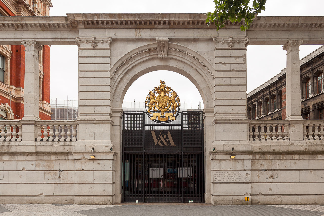 Facciata su Exhibition Road del Victoria and Albert Museum